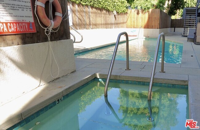 Building Photo - 723 Westmount Dr