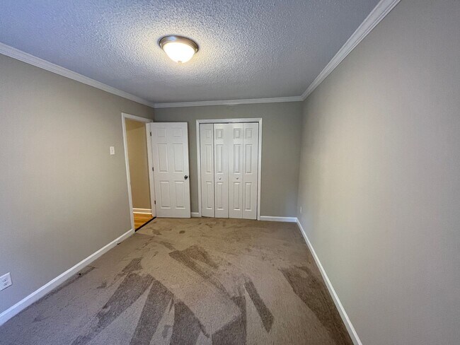 Building Photo - Charming 3-Bedroom Ranch