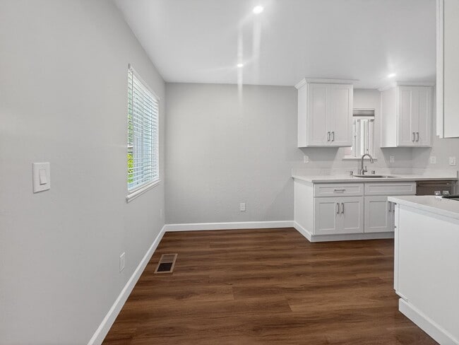 Building Photo - Gorgeous and Completely Remodeled Lower Level Unit with Inside Laundry is Available Now!