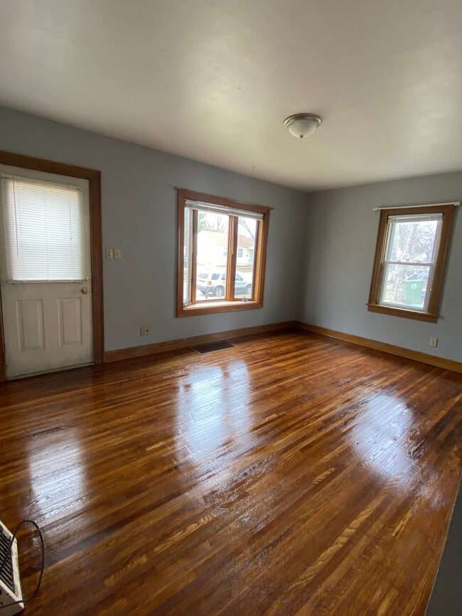 Building Photo - 2 Bedroom 1 Bath with garage! 1717 Hawthor...
