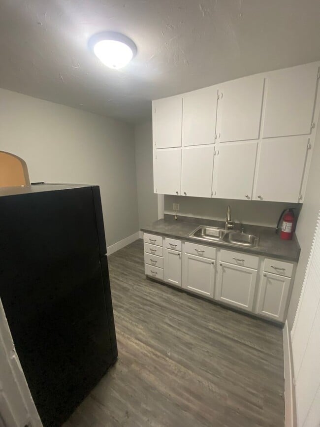 Building Photo - SW 2 bedroom home with many updates.