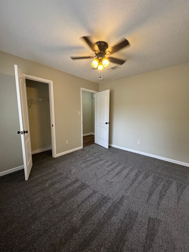 Building Photo - Your Private Retreat 3 Bedroom 2 Bath RentalAwaits!