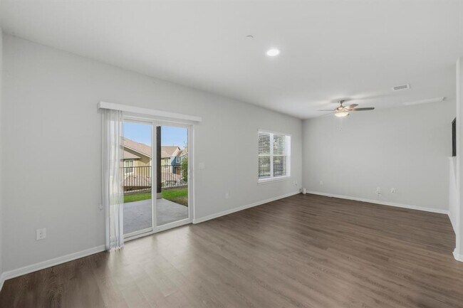 Building Photo - 516 E Slaughter Ln