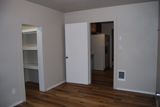 Building Photo - BEL250