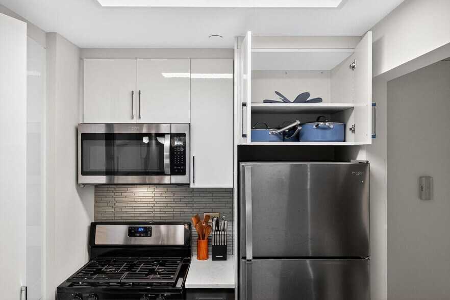 Building Photo - 10 Hanover Square