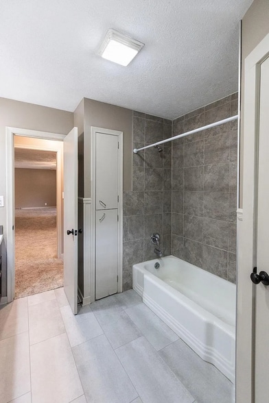 Building Photo - 2535 Saint Thomas Dr