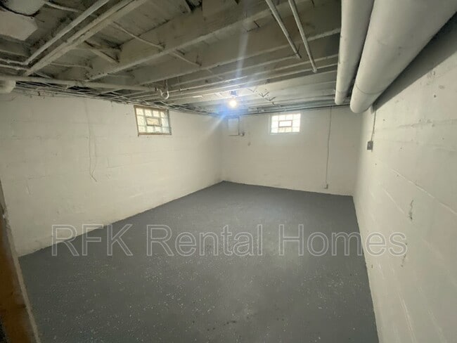 Building Photo - 523 N Temple Ave