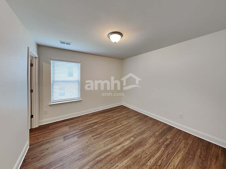 Building Photo - 516 Slew Dr