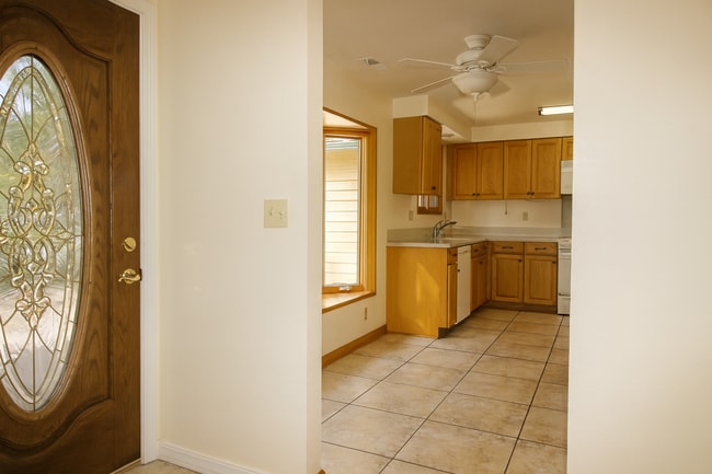 Building Photo - Spacious SW Bend Home on Nearly Half an Ac...