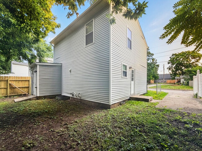 Building Photo - 425 Hawkins Ave