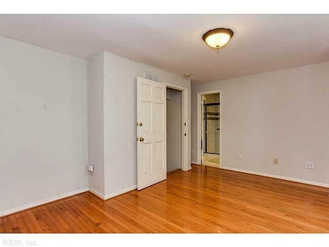 Building Photo - LARCHMONT