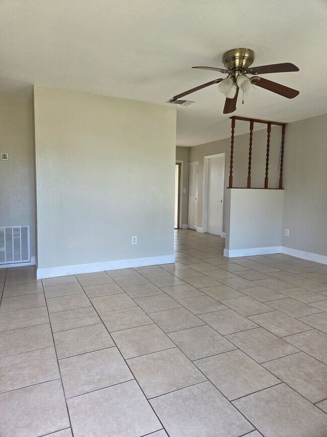 Building Photo - S. BISCAYNE & TAMIAMI TRAIL / 2 bedroom home / $ 1450