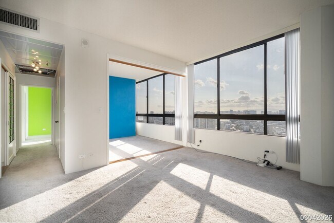 Building Photo - Luxury High-Rise Living on the 38th Floor