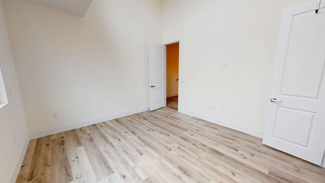 Building Photo - Gated | Light-Filled Townhouse | North Park