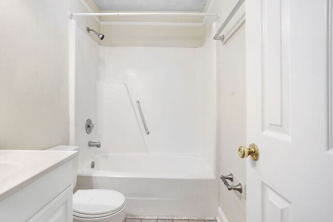 Building Photo - Adorable 3/2 on large corner lot