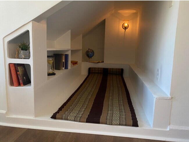 Building Photo - 212 Castlewood Dr