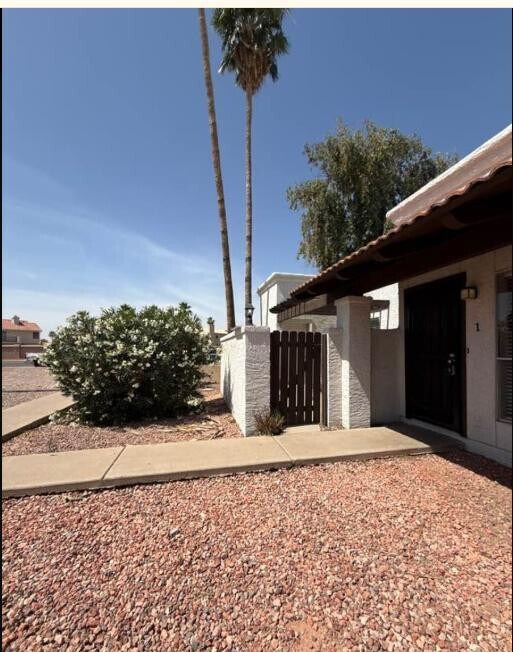 Building Photo - 645 N Arrowhead Dr