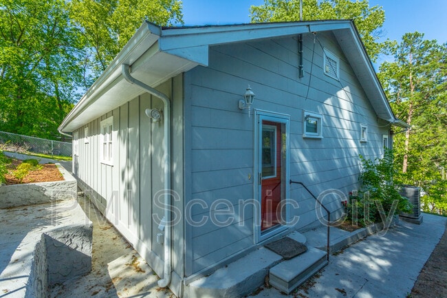 Building Photo - 513 Lytle St