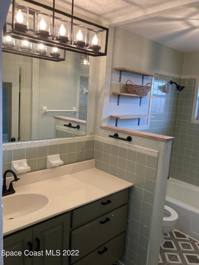 Building Photo - 711 Walnut Dr