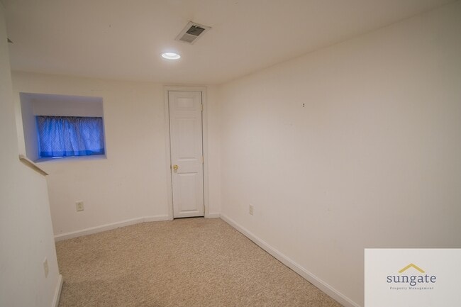 Building Photo - 615 S Glover St