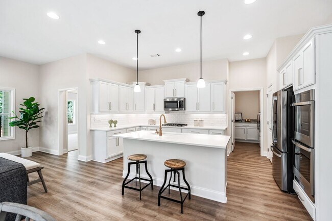 Building Photo - 7 Hickory Br