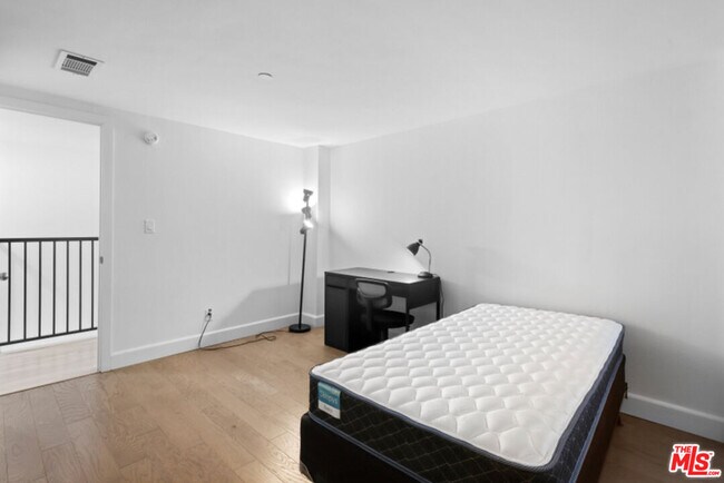 Building Photo - 10982 Roebling Ave