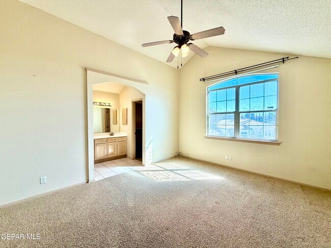 Building Photo - 1013 Via De La Paz Dr