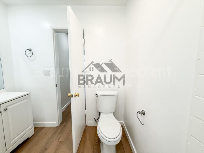 Building Photo - 6039 Whitsett Ave