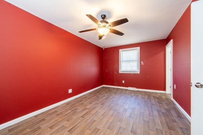 Building Photo - 323 W Peach St