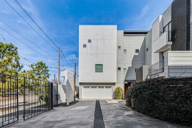 Building Photo - 4115 Chartres St