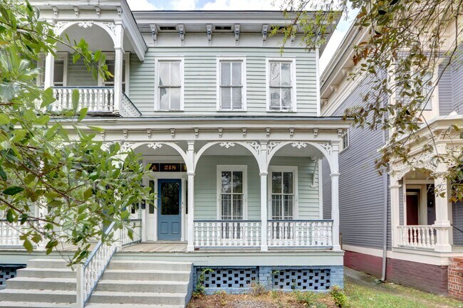 Building Photo - Large Two Bedroom Apartment - Lots of Hist...
