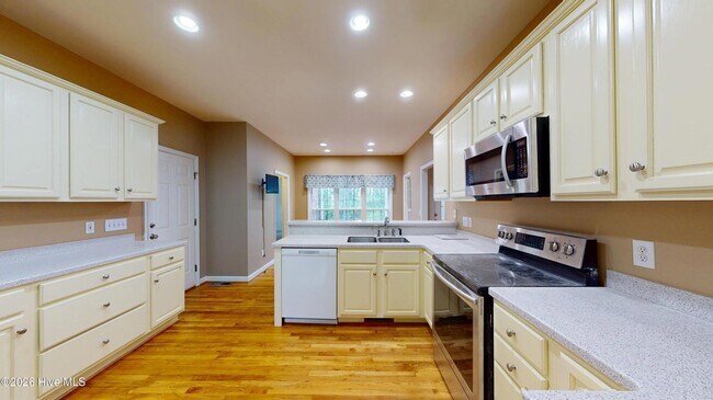Building Photo - 1140 Greenbriar Dr