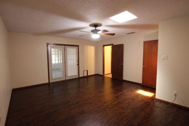Building Photo - Beautiful 3 Bed 2 Bath Home in Tyler's Azalea District