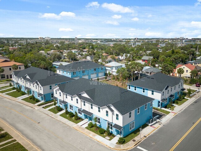 Building Photo - 454 Goodall Ave