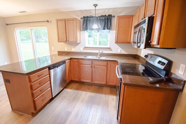 Building Photo - Modern Townhome in a Convenient NW Location