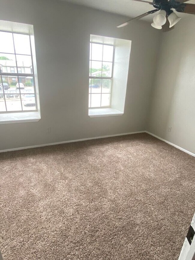 Building Photo - 2 BEDROOM CONDO BY UNT