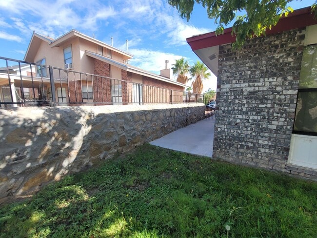 Building Photo - Ready to View!!