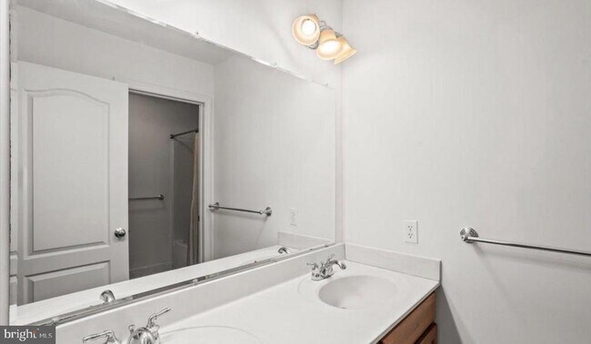 Building Photo - 10 Lenox Ct