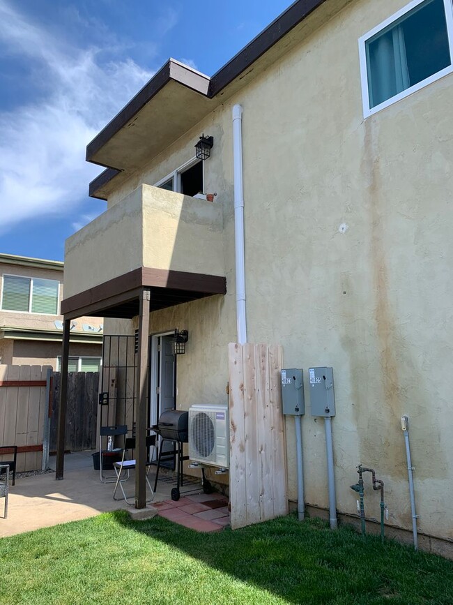 Building Photo - Upstairs 2 bed/1bath with private garage i...