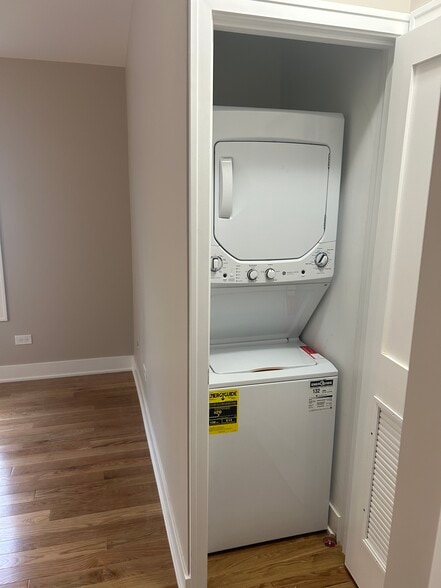 Washer/dryer - 2128 W Leland Ave