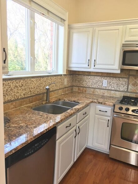 Building Photo - 5601 Fairview Rd