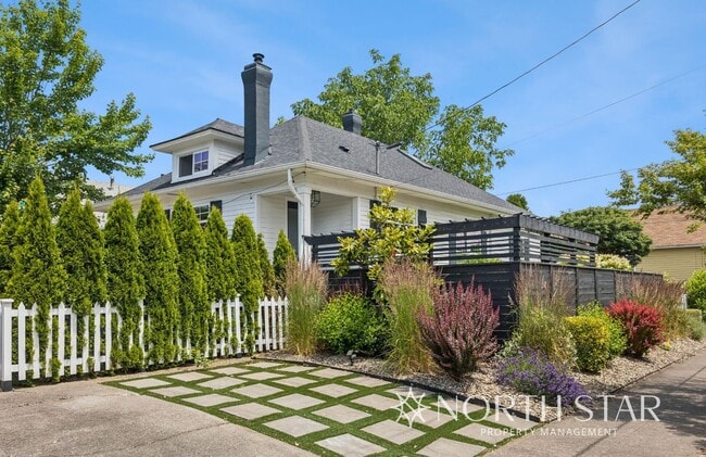 Building Photo - Remodeled Sellwood Bungalow