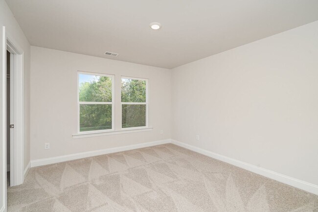 Building Photo - Beautiful 4BR 2.5BA Home w/ Full Appliance Kitchen • Garage Parking •