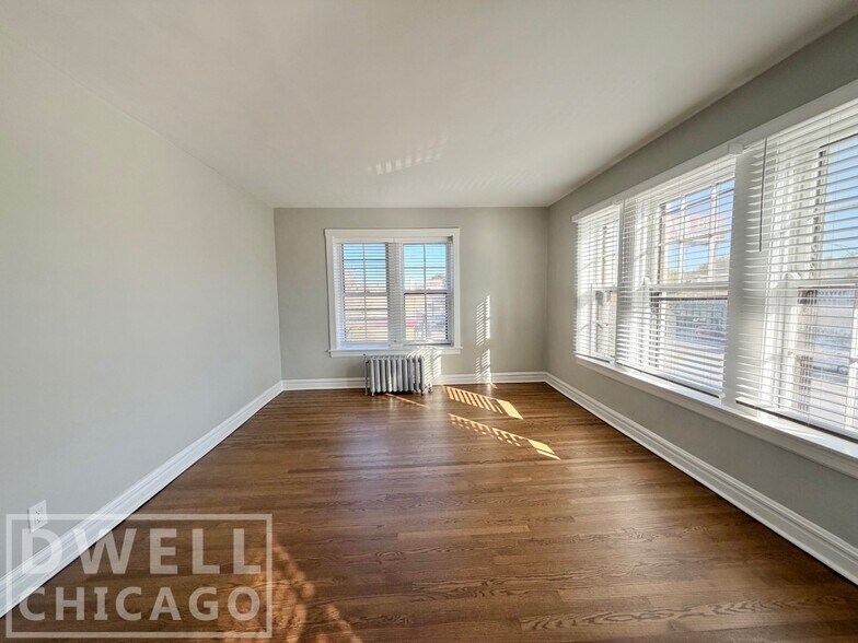 Building Photo - 1601 W Thome Ave