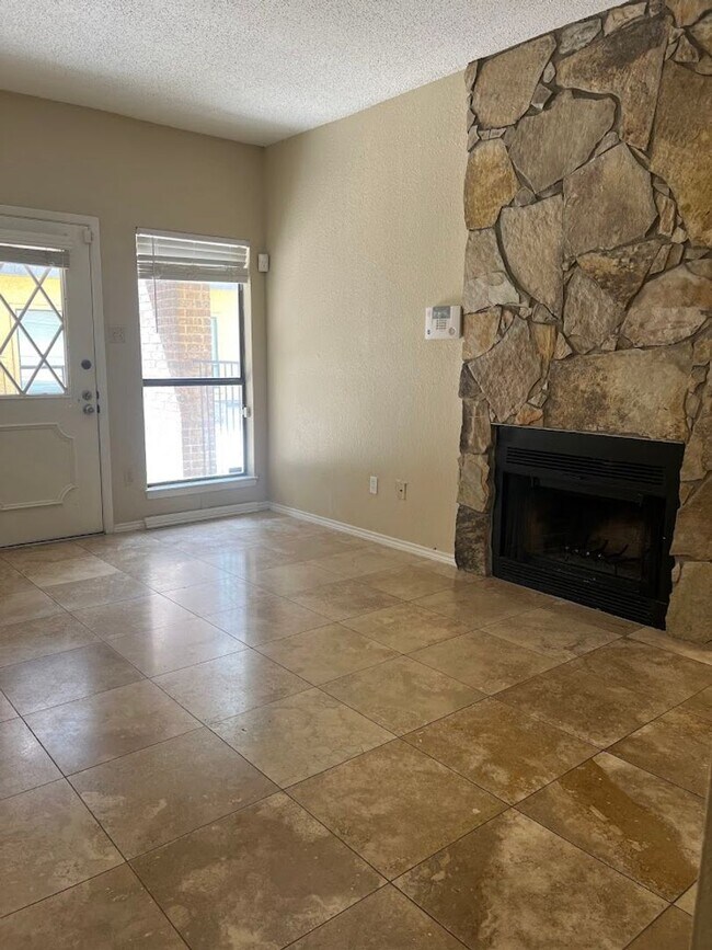 Building Photo - K225 - Croix #121