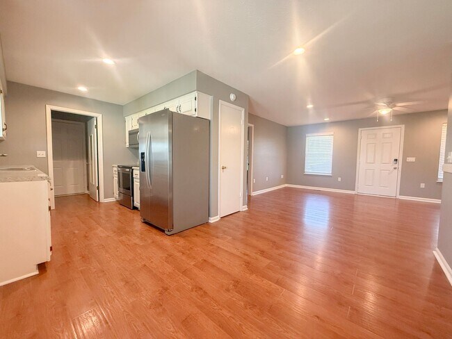 Building Photo - Pet-Friendly 3-Bedroom Home with Fenced Yard, Sun Room & Utilities Included