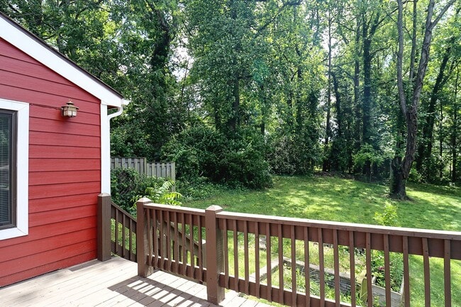 Building Photo - Move-in Ready End-Unit Stonehenge Townhome