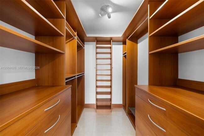 Building Photo - 1420 Brickell Bay Dr