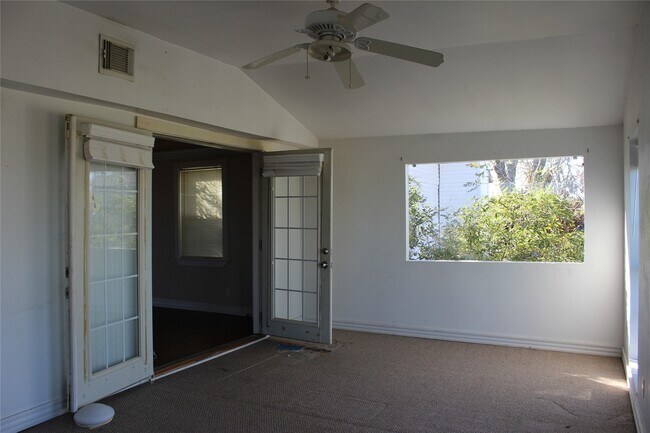 Building Photo - 440 Creek Dr