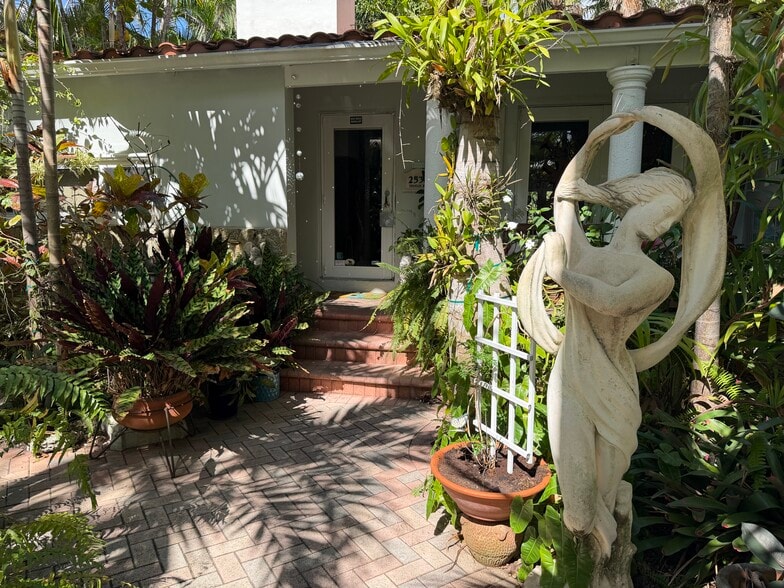 Property entrance - 2539 Swanson Ave